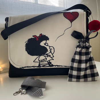 Clutch con asa “Mafalda Love”